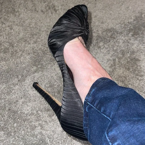 🔥 Luxury BM- Black Ryba Pleated Satin Heels Size 9-Designer Luxury Heels! - Picture 10 of 14